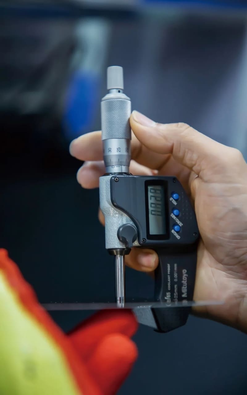 ELECTRONIC DIGITAL READOUT MICROMETER