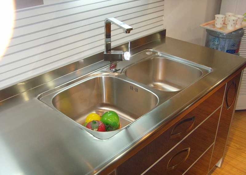 Countertops made in stainless steel is a good choice for cabinets?